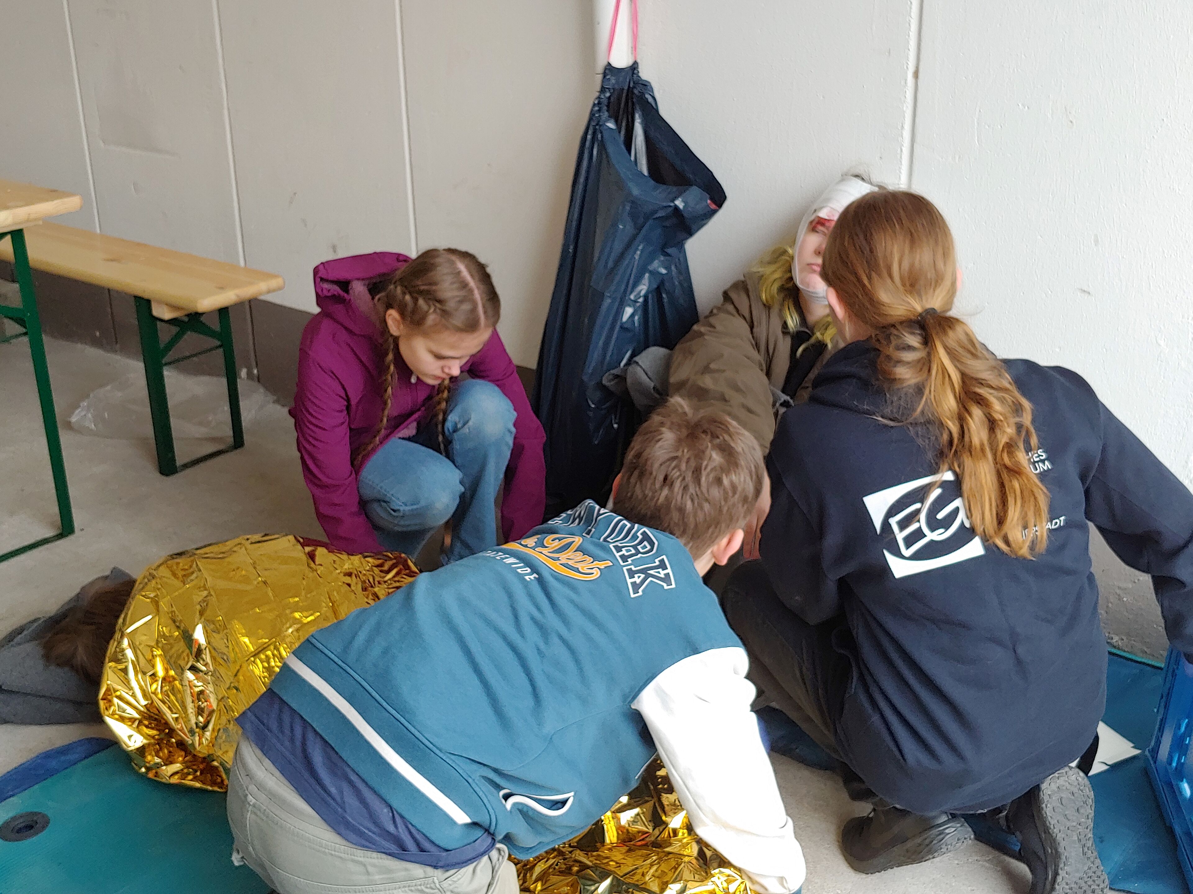 Das SSD-Team des Evangelischen Gymnasium Lippstadt betreut eine verletzte Darstellerin.
