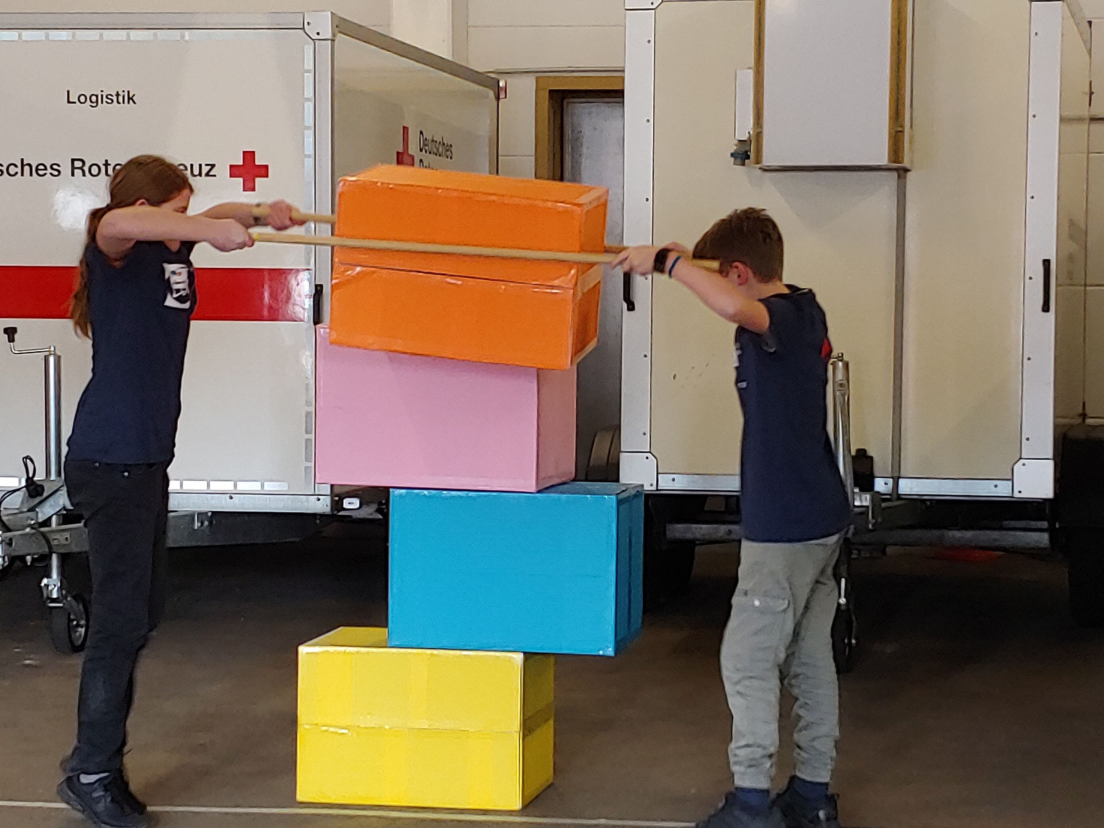 Auch Teamspiele, wie hier gemeinsames Kistenstapeln,  gehören zu den Aufgaben an einem Schulsanitätsdiensttag.