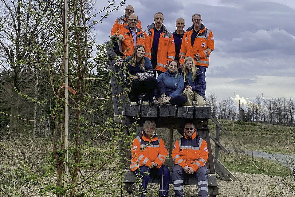 DRK OV Warstein: Mitglieder des Vorstands, der Einsatzkräfte und des Jungendrotkreuz setzen zum Tag des Baumes am 25. April ein lebendiges und bleibendes Zeichen – in Form einer ganz besonderen Baumpflanzung.