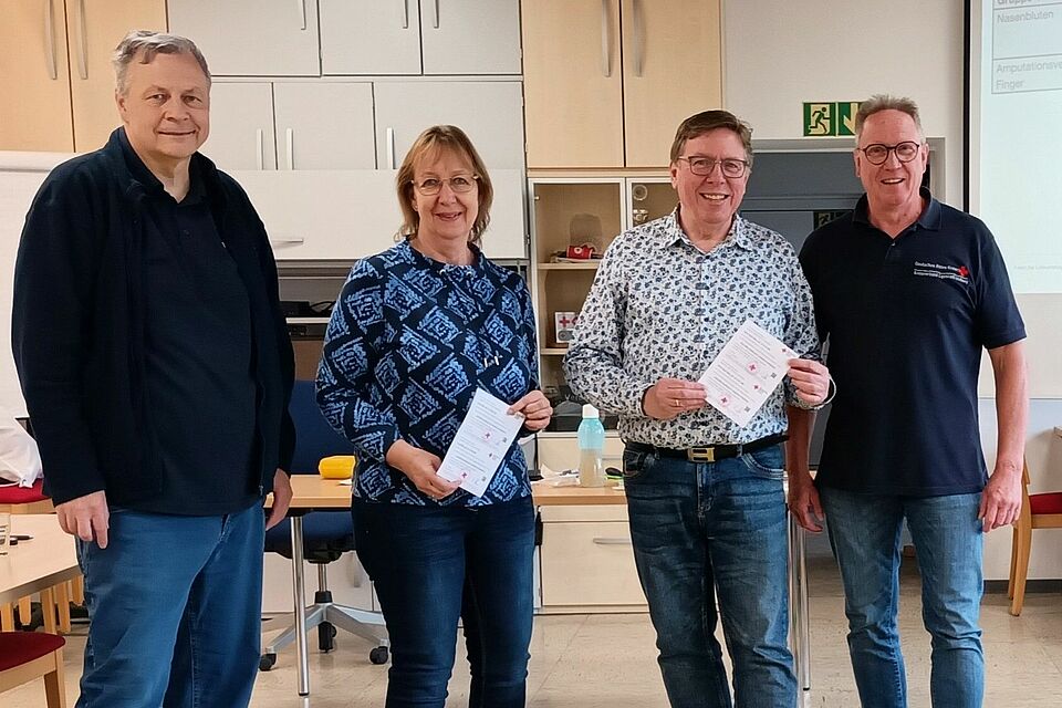 Bild DRK: vl Bernd Hauk, DRK Ausbilder, Birgit und Heiner Maas, Detlev Winkler, Vorsitzender DRK Warstein