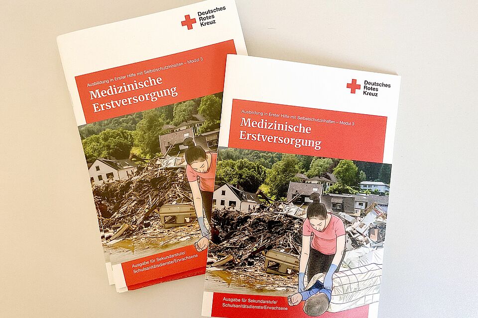 Broschüre zum Kurs Erste-Hilfe mit Selbstschutzinhalten des Bundesministerium für Bevölkerungsschutz und Krisenbewältigung.