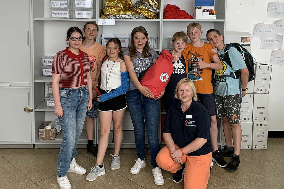 Die Schulsanitätsgruppe der Hannah-Arendt Gesamtschule: v.l. Porusha Khalili, Jakob Öffner, Lena Nowack, Mira Lübbers, Fritz Vogel, Maximilian Baumgart, Lars Kohlwey. Vorne: Christine Futter/DRK Nicht auf dem Foto: Jan Luca Nübel, Hannes Besner.