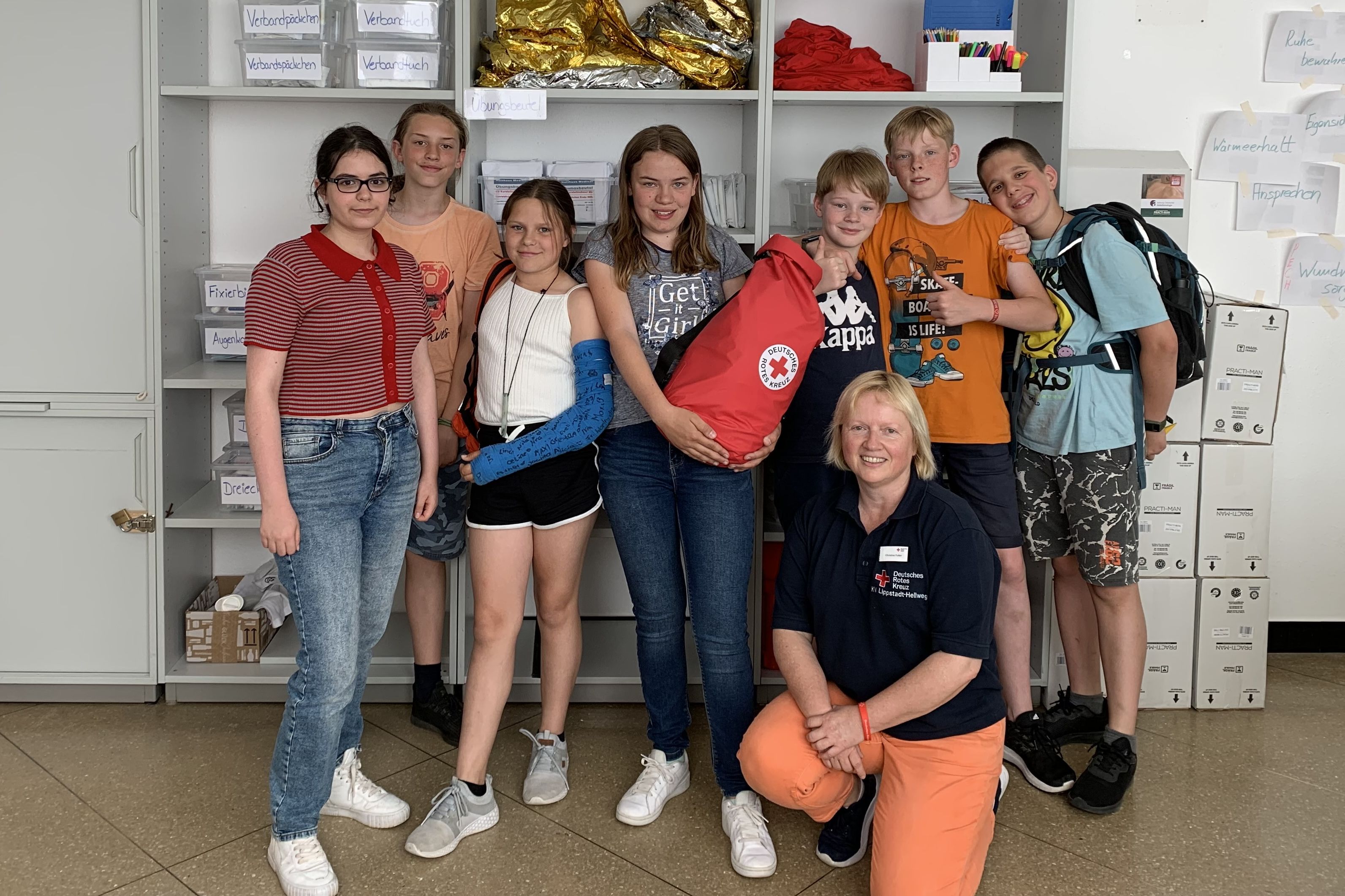 Die Schulsanitätsgruppe der Hannah-Arendt Gesamtschule: v.l. Porusha Khalili, Jakob Öffner, Lena Nowack, Mira Lübbers, Fritz Vogel, Maximilian Baumgart, Lars Kohlwey. Vorne: Christine Futter/DRK Nicht auf dem Foto: Jan Luca Nübel, Hannes Besner.